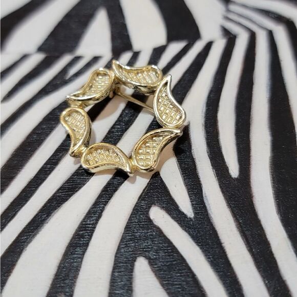 Vintage Gold Tone Paisley Design Brooch - Picture 6 of 7